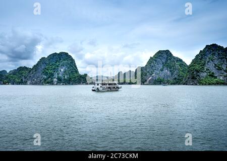 Ha Long Bay, Quang Ninh Provinz, Vietnam - 2. Juli 2020: Kreuzfahrt Boote auf Halong Bucht im Sommer. Die herrliche Landschaft der Halong Bay. Nordvietnam. Stockfoto