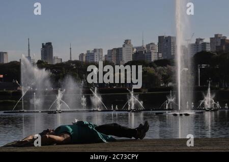 Sao Paulo, Brasilien. Juli 2020. Ein Bürger nimmt eine Pause im wiedereröffneten Ibirapuera Park in Sao Paulo, Brasilien, 13. Juli 2020. Brasilien berichtete am Montag, dass insgesamt 1,884,967 Menschen positiv auf COVID-19 getestet wurden und 72,883 Menschen an der Krankheit gestorben sind. In den vergangenen Tag, Tests festgestellt 20,286 neue Fälle von Infektionen und 733 weitere Patienten starben, nach Angaben des Gesundheitsministeriums. Quelle: Rahel Patrasso/Xinhua/Alamy Live News Stockfoto