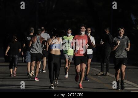 Sao Paulo, Brasilien. Juli 2020. Bürger joggen im wiedereröffneten Ibirapuera Park in Sao Paulo, Brasilien, 13. Juli 2020. Brasilien berichtete am Montag, dass insgesamt 1,884,967 Menschen positiv auf COVID-19 getestet wurden und 72,883 Menschen an der Krankheit gestorben sind. In den vergangenen Tag, Tests festgestellt 20,286 neue Fälle von Infektionen und 733 weitere Patienten starben, nach Angaben des Gesundheitsministeriums. Quelle: Rahel Patrasso/Xinhua/Alamy Live News Stockfoto