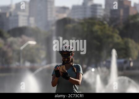 Sao Paulo, Brasilien. Juli 2020. Ein Bürger fotografiert im wiedereröffneten Ibirapuera Park in Sao Paulo, Brasilien, 13. Juli 2020. Brasilien berichtete am Montag, dass insgesamt 1,884,967 Menschen positiv auf COVID-19 getestet wurden und 72,883 Menschen an der Krankheit gestorben sind. In den vergangenen Tag, Tests festgestellt 20,286 neue Fälle von Infektionen und 733 weitere Patienten starben, nach Angaben des Gesundheitsministeriums. Quelle: Rahel Patrasso/Xinhua/Alamy Live News Stockfoto