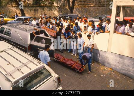 CARACAS, VENEZUELA, MARCH1989 - Tote Leichen kommen im Ausnahmezustand während der Proteste, Unruhen und Plünderungen in Caracas, bekannt als Caracazo, in die Leichenhalle. Stockfoto