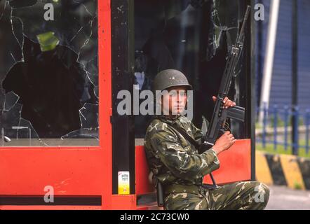 CARACAS, VENEZUELA, MARCH1989 - Soldaten der venezolanischen Armee plünderten während des Ausnahmezustands in Caracas, bekannt als Caracazo, die Tankstelle. Stockfoto