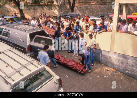 CARACAS, VENEZUELA, MARCH1989 - Tote Leichen kommen im Ausnahmezustand während der Proteste, Unruhen und Plünderungen in Caracas, bekannt als Caracazo, in die Leichenhalle. Stockfoto