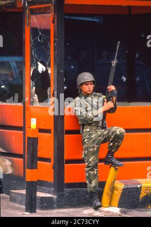 CARACAS, VENEZUELA, MARCH1989 - Soldaten der venezolanischen Armee plünderten während des Ausnahmezustands in Caracas, bekannt als Caracazo, die Tankstelle. Stockfoto