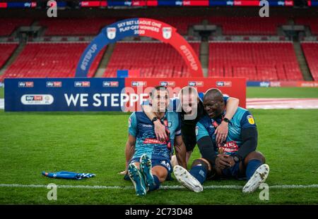 London, Großbritannien. Juli 2020. Wycombe Wanderers Assistant Manager Richard Dobson mit Matt Bloomfield (links) & Adebayo Akinfenwa von Wycombe Wanderers während des Sky Bet League 1 Play-off Finalmatches zwischen Oxford United und Wycombe Wanderers spielten hinter verschlossenen Türen wegen staatlicher Beschränkungen des Fußballs während der weltweiten Covid-19 Pandemie, Spiel gespielt im Wembley Stadium, London, England am 13. Juli 2020. Foto von Andy Rowland. Kredit: Prime Media Images/Alamy Live Nachrichten Stockfoto