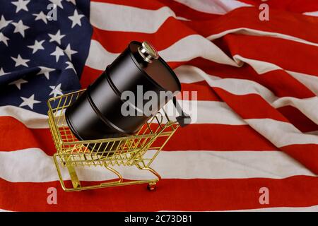 Ein Barrel Öl mit fallenden Ölpreisen auf einem amerikanischen Hintergrund Stockfoto