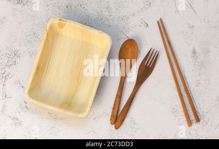 Umweltfreundliche Einweg-Geschirr aus Palmblatt oder Betelnuss , Null Abfall Umwelt Konzept / natürliche umweltfreundliche Lebensmittelverpackung Einweg utensi Stockfoto