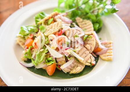 Würzige vietnamesische Wurst mit gesalzenem Ei mit Eigelb und Gemüse / vietnamesische Schweinewurstsalat auf einem Teller Stockfoto