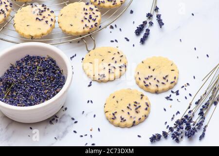 Hausgemachte Lavendel und Zitrone Shortbread Kekse Stockfoto