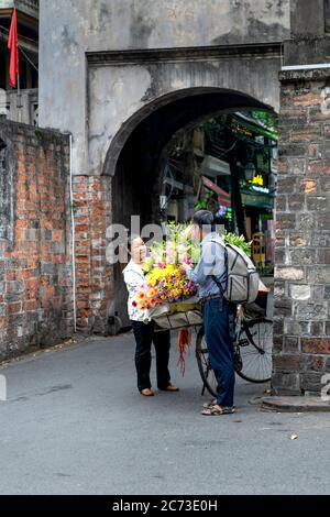 Nghe an Provinz, Vietnam - 31. Juli 2020: Eine Touristenfrau steht an einem alten Brunnen in der Provinz Nghe an, Vietnam Stockfoto