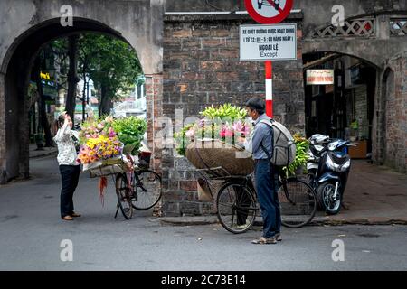 Nghe an Provinz, Vietnam - 31. Juli 2020: Eine Touristenfrau steht an einem alten Brunnen in der Provinz Nghe an, Vietnam Stockfoto
