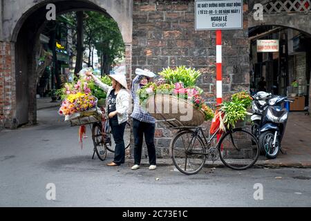 Nghe an Provinz, Vietnam - 31. Juli 2020: Eine Touristenfrau steht an einem alten Brunnen in der Provinz Nghe an, Vietnam Stockfoto
