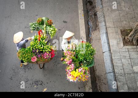 Nghe an Provinz, Vietnam - 31. Juli 2020: Eine Touristenfrau steht an einem alten Brunnen in der Provinz Nghe an, Vietnam Stockfoto