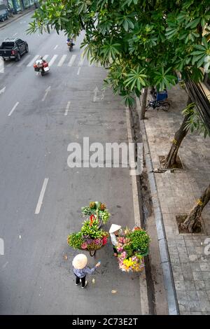 Nghe an Provinz, Vietnam - 31. Juli 2020: Eine Touristenfrau steht an einem alten Brunnen in der Provinz Nghe an, Vietnam Stockfoto