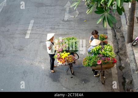 Nghe an Provinz, Vietnam - 31. Juli 2020: Eine Touristenfrau steht an einem alten Brunnen in der Provinz Nghe an, Vietnam Stockfoto