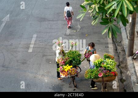 Nghe an Provinz, Vietnam - 31. Juli 2020: Eine Touristenfrau steht an einem alten Brunnen in der Provinz Nghe an, Vietnam Stockfoto