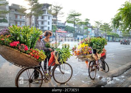 Nghe an Provinz, Vietnam - 31. Juli 2020: Eine Touristenfrau steht an einem alten Brunnen in der Provinz Nghe an, Vietnam Stockfoto