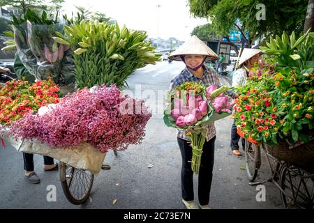 Nghe an Provinz, Vietnam - 31. Juli 2020: Eine Touristenfrau steht an einem alten Brunnen in der Provinz Nghe an, Vietnam Stockfoto