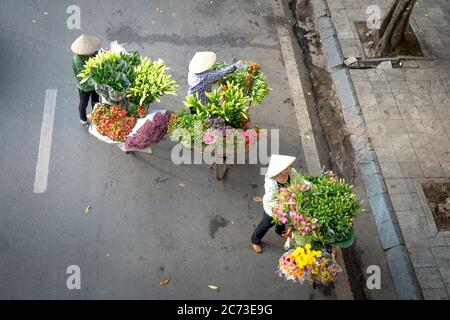 Nghe an Provinz, Vietnam - 31. Juli 2020: Eine Touristenfrau steht an einem alten Brunnen in der Provinz Nghe an, Vietnam Stockfoto