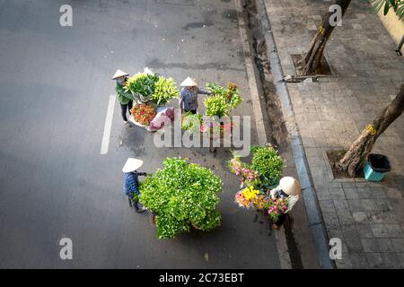 Nghe an Provinz, Vietnam - 31. Juli 2020: Eine Touristenfrau steht an einem alten Brunnen in der Provinz Nghe an, Vietnam Stockfoto