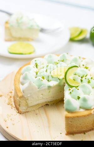 Key Kalk Käse Tarte mit Schlagsahne auf der Oberseite Stockfoto