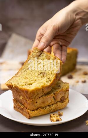 Hausgemachter Bananenwalnusskuchen oder Pfundkuchen Stockfoto