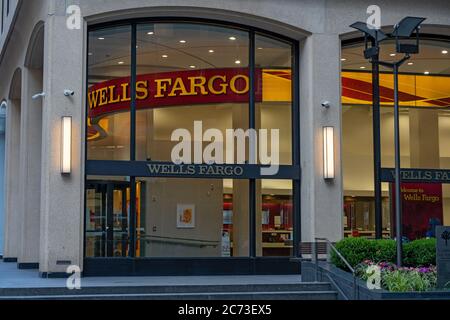 NEW YORK, NY - JULI 13: Eine Wells Fargo Bank Niederlassung wird am 13. Juli 2020 in New York City gesehen. Stockfoto