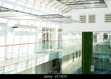 Bild von modernen Hallen im Bürogebäude ohne Menschen im Inneren Stockfoto