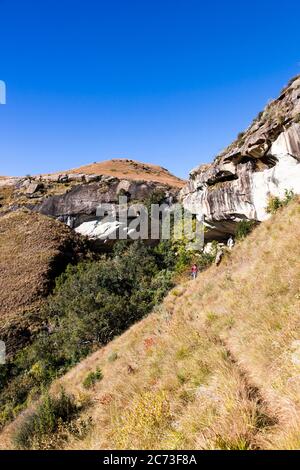 Drakensberg, Fernansicht der 'Eland Cave' Felsenkunststätte, Didima Schlucht, Giants Castle Game Reserve, Uthukela, KwaZulu-Natal, Südafrika, Afrika Stockfoto