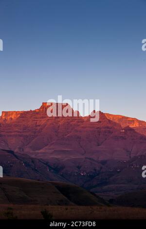 Drakensberg, Champagne Castle Mountain, Morning Glow, Giants Castle Game Reserve, Uthukela District, KwaZulu-Natal Province, Südafrika, Afrika Stockfoto