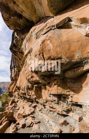 Drakensberg, 'Battle Cave'-Felskunststätte, Buschmann-Felsmalereien, Giants Castle Game Reserve, Uthukela, KwaZulu-Natal, Südafrika, Afrika Stockfoto