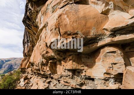 Drakensberg, 'Battle Cave'-Felskunststätte, Buschmann-Felsmalereien, Giants Castle Game Reserve, Uthukela, KwaZulu-Natal, Südafrika, Afrika Stockfoto