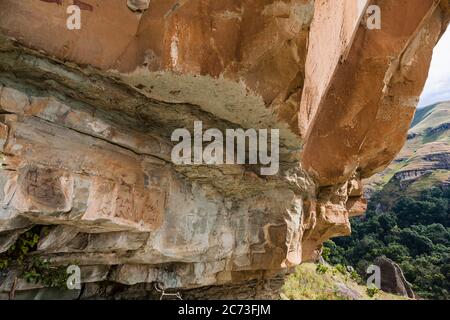 Drakensberg, 'Battle Cave'-Felskunststätte, Buschmann-Felsmalereien, Giants Castle Game Reserve, Uthukela, KwaZulu-Natal, Südafrika, Afrika Stockfoto