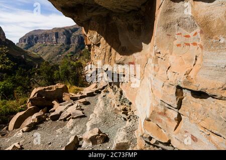 Drakensberg, 'Battle Cave'-Felskunststätte, Buschmann-Felsmalereien, Giants Castle Game Reserve, Uthukela, KwaZulu-Natal, Südafrika, Afrika Stockfoto