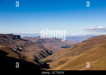 Drakensberg, Sani Pass Road, Blick auf Berge und Tal, Mkhomazi Wildnis, KwaZulu-Natal, Südafrika, Afrika Stockfoto