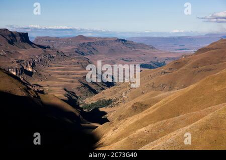 Drakensberg, Sani Pass Road, Blick auf Berge und Tal, Mkhomazi Wildnis, KwaZulu-Natal, Südafrika, Afrika Stockfoto