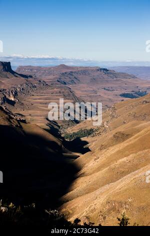 Drakensberg, Sani Pass Road, Blick auf Berge und Tal, Mkhomazi Wildnis, KwaZulu-Natal, Südafrika, Afrika Stockfoto