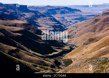 Drakensberg, Sani Pass Road, Blick auf Berge und Tal, Mkhomazi Wildnis, KwaZulu-Natal, Südafrika, Afrika Stockfoto