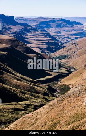 Drakensberg, Sani Pass Road, Blick auf Berge und Tal, Mkhomazi Wildnis, KwaZulu-Natal, Südafrika, Afrika Stockfoto