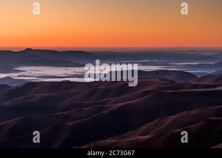 Drakensberg, Morgenansicht der Berge von der Lesotho Seite, am Sani Gipfel des Sani Passes, Mkhomazi Wilderness Area, Maloti drakensberg, Lesotho, Afrika Stockfoto