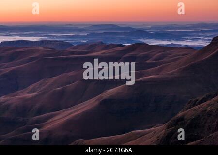 Drakensberg, Morgenansicht der Berge von der Lesotho Seite, am Sani Gipfel des Sani Passes, Mkhomazi Wilderness Area, Maloti drakensberg, Lesotho, Afrika Stockfoto