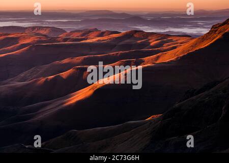 Drakensberg, Morgenansicht der Berge von der Lesotho Seite, am Sani Gipfel des Sani Passes, Mkhomazi Wilderness Area, Maloti drakensberg, Lesotho, Afrika Stockfoto