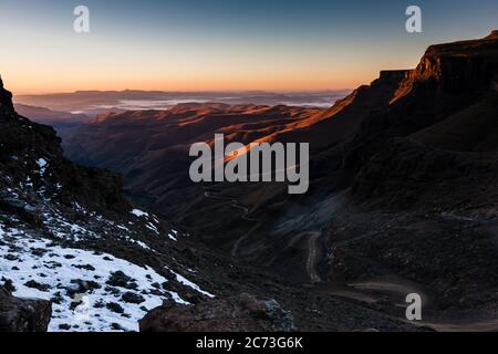 Drakensberg, Morgenansicht der Berge von der Lesotho Seite, am Sani Gipfel des Sani Passes, Mkhomazi Wilderness Area, Maloti drakensberg, Lesotho, Afrika Stockfoto