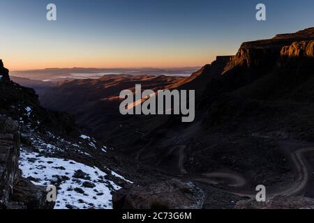 Drakensberg, Morgenansicht der Berge von der Lesotho Seite, am Sani Gipfel des Sani Passes, Mkhomazi Wilderness Area, Maloti drakensberg, Lesotho, Afrika Stockfoto