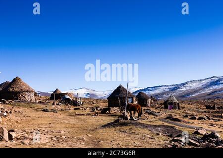 Berge und lokale Häuser auf Hochland, Drakensberg, Sani Pass, Sani Top, Maloti drakensberg, Park, Lesotho, Afrika Stockfoto