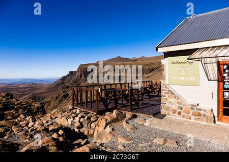 Drakensberg, Blick auf Berge und Tal von Lesotho Seite, auf Sani Top des Sani Pass, Mkhomazi Wilderness Area, Maloti drakensberg, Lesotho, Afrika Stockfoto