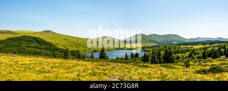 Guery-See, das Sancy-Massiv hinten, Vulkane-Naturpark Auvergne, Puy de Dome, Frankreich Stockfoto