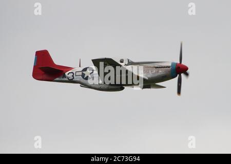 G-SIJJ, ein nordamerikanischer P-51D Mustang im Besitz der Hangar 11 Collection, in seinen ursprünglichen Red Tail 'Tuskegee Airmen' Farben, bei East Fortune im Jahr 2016. Stockfoto