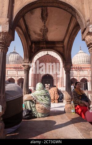 Neu Delhi / Indien - 19. Februar 2020: Muslimische Frau mit Niqab im schönen Jama Masij Hof Stockfoto