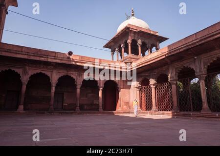 Neu Delhi / Indien - 19. Februar 2020: Junge asiatische schöne Touristen posiert in Jama Masij Stockfoto